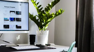 Computer monitor setup with multiple screens